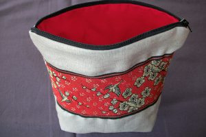 trousse lin et galon de tatami ouverte coussinade by dom